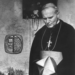 Kardinal Karol Wojtyla und Kardinal John J. Krol in Auschwitz: Im Kalten Krieg bauten Kirchenvertreter Brücken und trugen dazu bei, den Ost-West-Konflikt zu überwinden.