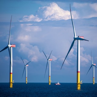 Windräder stehen zwischen den Inseln Rügen und Bornholm in der Ostsee. Die Windturbinen für den Windpark Baltic Eagle sind installiert.