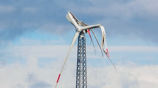 Rotorblätter eines Windrades sind nach einem Sturm stark verbogen: In der Technik für die Energiewende stecken viele Rohstoffe, doch nur ein Teil wird bisher wiederverwendet. Wohin mit all den ausgedienten Rotorblättern, Solarzellen oder Autobatterien? 