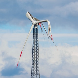 Rotorblätter eines Windrades sind nach einem Sturm stark verbogen: In der Technik für die Energiewende stecken viele Rohstoffe, doch nur ein Teil wird bisher wiederverwendet. Wohin mit all den ausgedienten Rotorblättern, Solarzellen oder Autobatterien? 