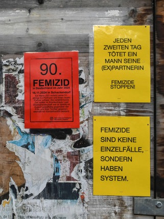 Protest gegen Femizide auf Plakaten an einem Bauzaun in Freiburg: "Jeden zweiten Tag tötet ein Mann seine (Ex)Partnerin". Der Kriminologe Jörg Kinzig hat das Phänomen Femizid 2025 in einer umfangreichen Untersuchung analysiert.