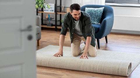 In der Wohnung ist die Luft oft schlechter als draußen: Wir atmen Schimmelsporen, Ruß, Stickstoffoxide von Gasherden, Chemikalien aus Möbeln, Teppichen oder Anstrichen ein. Gesundheitsprobleme sind die Folge, die geistige Leistungsfähigkeit nimmt ab.