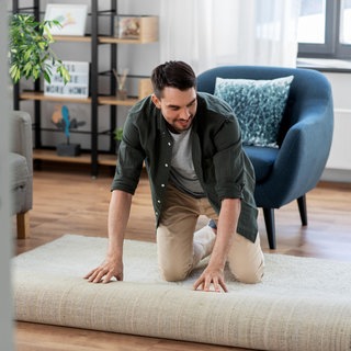 In der Wohnung ist die Luft oft schlechter als draußen: Wir atmen Schimmelsporen, Ruß, Stickstoffoxide von Gasherden, Chemikalien aus Möbeln, Teppichen oder Anstrichen ein. Gesundheitsprobleme sind die Folge, die geistige Leistungsfähigkeit nimmt ab.