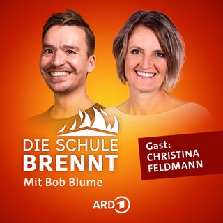 Christina Feldmann und Bob Blume auf dem Podcast-Cover von "Die Schule brennt – Mit Bob Blume"