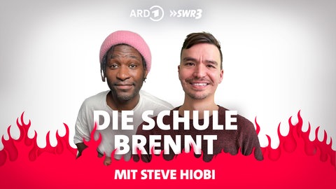 Bob Blume und Steve Hiobi vor Flammen