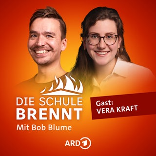 Vera Kraft und Bob Blume auf dem Podcast-Cover von "Die Schule brennt – Mit Bob Blume"