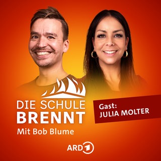 Julia Molter und Bob Blume auf dem Podcast-Cover von "Die Schule brennt – Mit Bob Blume"
