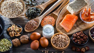 Proteinreiche Nahrungsmittel: Wer aufgrund einer Darmerkrankung oder Krebs, Stress oder altersbedingtem Muskelabbau Gewicht verloren hat, benötigt oft Unterstützung beim Zunehmen. Das geht nur langsam und mit proteinreicher Kost.