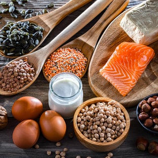 Proteinreiche Nahrungsmittel: Wer aufgrund einer Darmerkrankung oder Krebs, Stress oder altersbedingtem Muskelabbau Gewicht verloren hat, benötigt oft Unterstützung beim Zunehmen. Das geht nur langsam und mit proteinreicher Kost.