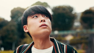 Nachdenklicher junger Japaner: Lange Zeit war Japan bekannt für seine hohe Zahl von Suiziden. Ein Gesetz zur Verhinderung von Selbsttötungen brachte Erfolge im Kampf gegen Selbsttötungen. Sorgen bereiten noch die hohe Zahl von Suiziden unter Teenagern.