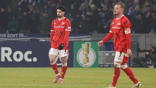 Hertha BSC - 1. FC Kaiserslautern, 02.12.2025 BERLIN: Aus, Ende, Abpfiff, Spielende. Jean Zimmer (Kaiserslautern 8) und Marlon Ritter (Kaiserslautern 7) sind enttäuscht.