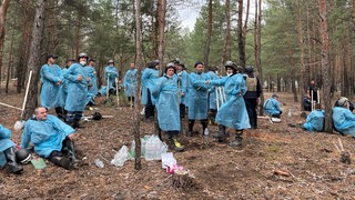 Nach der Rückeroberung von Isjum werden etwa 450 Leichen exhumiert. Die meisten waren Zivilisten: Menschen, die in der Ukraine die russische Besatzung erleben, berichten von Rechtlosigkeit, Folter und Willkür. 