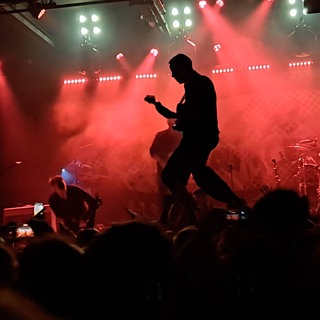 Symbolbild: Rockkonzert, Sänger auf einer Bühne