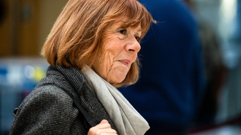 Gisèle Pelicot im Oktober 2024 im Gerichtsgebäude in Avignon. Die Französin wurde zu einer Ikone der Frauenbewegung. Den Prozess gegen ihren Ehemann und die 50 Männer, die sie in betäubtem Zustand vergewaltigt hatten, ließ sie öffentlich abhalten. 