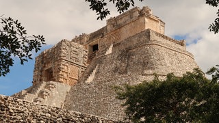 Die Adivino-Pyramide ist das Hauptbauwerk der Maya-Ruinen im mexikanischen Yucatán-Gebiet. 
