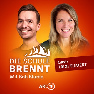 Trixi Tumert und Bob Blume auf dem Podcast-Cover von "Die Schule brennt – der Bildungspodcast mit Bob Blume"