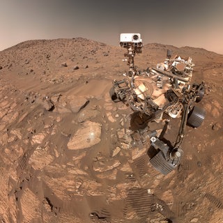 Cheyava Falls ist ein Fels, der 2024 vom NASA-Rover Perseverance bei der Erkundung des Mars entdeckt wurde. Kleine Flecken, die an ein Leopardenmuster erinnern, könnten auf Mineralien hinweisen, die von organischem und mikrobiellem Ursprung sein könnten.
