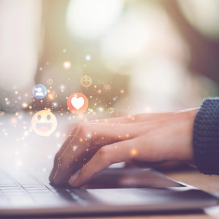 Hand auf Notebooktastatur, darüber positive Emoticons: Social-Media-Plattformen gelten oft als "toxisch". Ihre Algorithmen belohnen und verstärken extreme Äußerungen. Gibt es Alternativen – und welche Rolle könnten ARD und ZDF dabei spielen? 