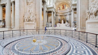 Foucaultsches Pendel im Panthéon Paris zur Demonstration der Erdrotation