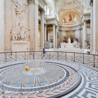 Foucaultsches Pendel im Panthéon Paris zur Demonstration der Erdrotation