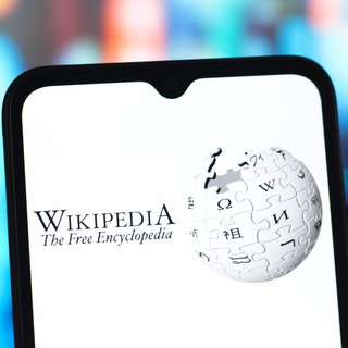 Wikipedia, aufgerufen auf einem Smartphone: Vor 25 Jahren als Nerd-Projekt belächelt, ist Wikipedia heute Fundament der digitalen Wissensordnung – doch dieses Fundament wankt. 