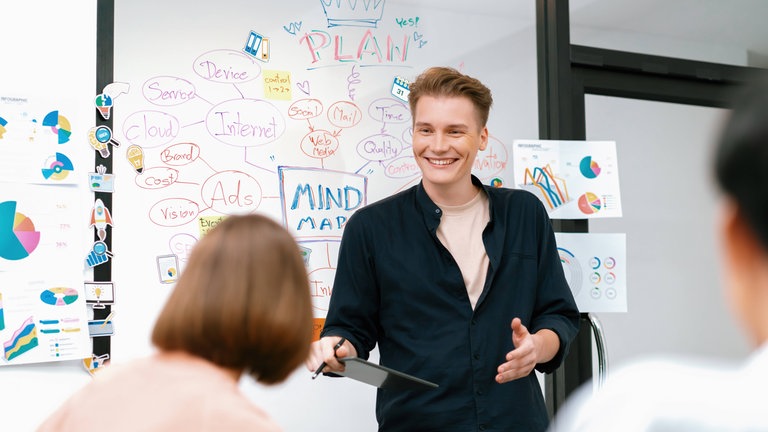 Junger Mann präsentiert ein Start-up-Projekt mithilfe einer Mindmap: Obwohl in Deutschland Top-Forschung betrieben wird, gelingt es zu selten, wissenschaftliche Erkenntnisse in Produkte oder Dienstleistungen zu verwandeln. 