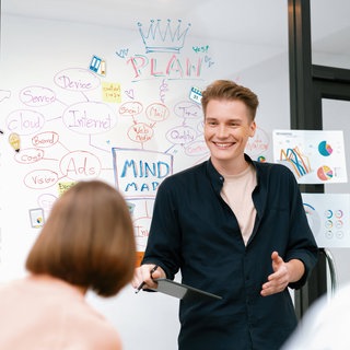 Junger Mann präsentiert ein Start-up-Projekt mithilfe einer Mindmap: Obwohl in Deutschland Top-Forschung betrieben wird, gelingt es zu selten, wissenschaftliche Erkenntnisse in Produkte oder Dienstleistungen zu verwandeln. 