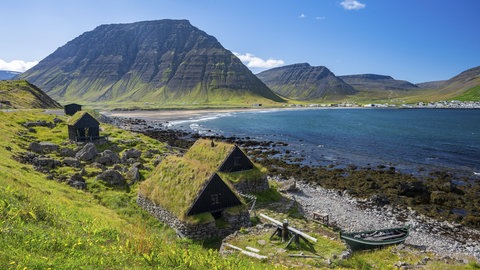 Alte Fischersiedlung in Westisland: Per Anzeige suchte Island 1949 Frauen aus Deutschland, damit sie in der Landwirtschaft helfen und möglichst einen Isländer heiraten und bleiben. Die Frauen mussten sich anpassen. Mit Folgen für die Nachkommen.