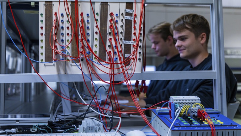 Berufsausbildung von Fachkräften für die Zukunftsbranche Elektrotechnik. Mit dem geplanten Neubau des BSZ Elektrotechnik Dresden, welcher mit 100 Millionen Euro gefördert wird, werden die Ausbildungskapazitäten erhöht.