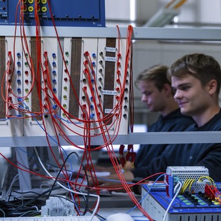 Berufsausbildung von Fachkräften für die Zukunftsbranche Elektrotechnik. Mit dem geplanten Neubau des BSZ Elektrotechnik Dresden, welcher mit 100 Millionen Euro gefördert wird, werden die Ausbildungskapazitäten erhöht.