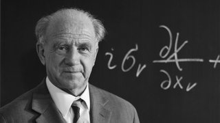 Werner Heisenberg (1901 - 1976) vor einer Tafel mit physikalischer Gleichung: Die Entdeckung zur Unschärferelation machte ihn zu einem der jüngsten Physik-Nobelpreisträger. Für die Nazis entwarf er Pläne für eine Atombombe. Seine Karriere irritiert.