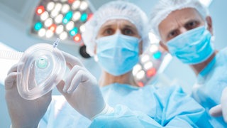 Ärzte im OP mit Sauerstoffmaske