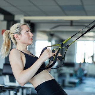 Junge Frau beim Krafttraining