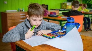 Symbolbild: Schüler löst in einer Grundschule Aufgaben
