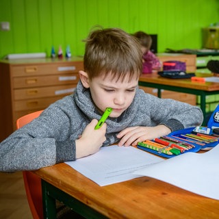 Symbolbild: Schüler löst in einer Grundschule Aufgaben