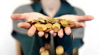 Metalle sind geruchlos und Geld stinkt bekanntlich nicht. Was man aber riecht, wenn man Metall berührt, ist der eigene Schweiß.