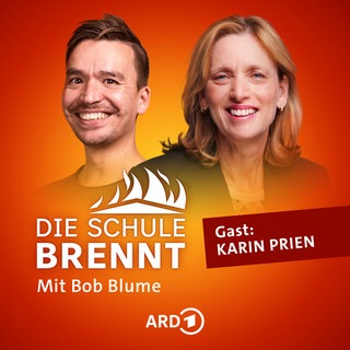 Karin Prien und Bob Blume auf dem Podcast-Cover von "Die Schule brennt – Mit Bob Blume"