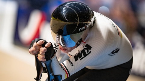 Radrennfahrerin Mieke Kröger mit windschnittigem Helm und in aerodynamischer Haltung auf ihrem Bahnrad: Profisportler nutzen alle Tricks der Physik, um noch schneller, windschnittiger und besser zu werden. Bringt das auch Amateure