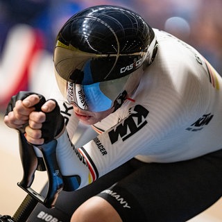 Radrennfahrerin Mieke Kröger mit windschnittigem Helm und in aerodynamischer Haltung auf ihrem Bahnrad: Profisportler nutzen alle Tricks der Physik, um noch schneller, windschnittiger und besser zu werden. Bringt das auch Amateure