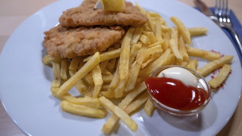 Schnitzel mit Pommes