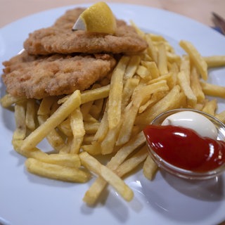 Schnitzel mit Pommes