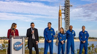 Pressetermin mit Crew: Die NASA transportierte Mitte Januar 2026 ihre SLS-Rakete für die Mission Artemis II zur Startrampe im Kennedy Space Center in Cape Canaveral in Florida. Der Flug um den Mond kann frühestens ab März 2026 erfolgen.