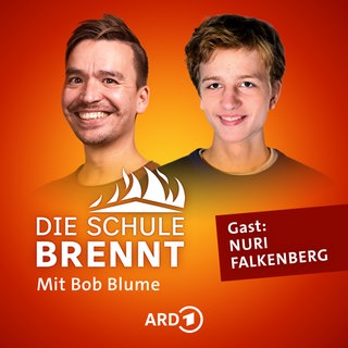 Nuri Falkenberg und Bob Blume auf dem Podcast-Cover von "Die Schule brennt – Mit Bob Blume"