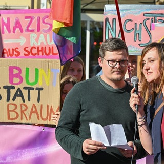 Die beiden Lehrer, die einen Brandbrief zum Thema Rechtsextremismus an ihrer Schule geschrieben hatten, sprechen auf der Demonstration "Vielfalt statt Einfalt – Schule ohne Diskriminierung" im Mai 2023 vor dem Schulamt in Cottbus. 