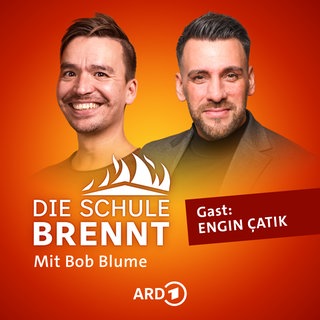 Engin Çatık und Bob Blume auf dem Podcast-Cover von "Die Schule brennt – Mit Bob Blume"