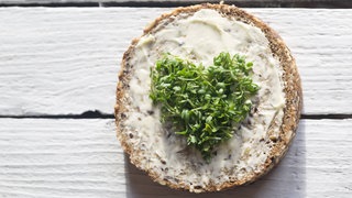 Butterbrot mit Kresseherz: Warum fällt das Butterbrot immer auf die geschmierte Seite?