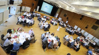 Beim Filderdialog beraten Bürger und Experten 2012 über mögliche alternative Stuttgart-21-Trassenvarianten: Seit Stuttgart 21 setzt die Politik öfter auf Bürgerbeteiligung. Wie passt das zum Ziel, Verfahren zu beschleunigen und zu entbürokratisieren?