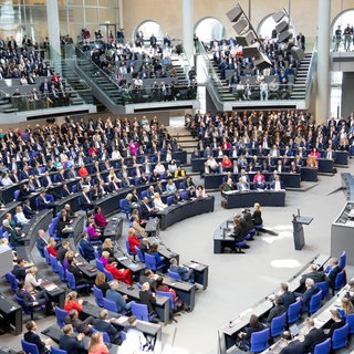 Die Fraktionen der Parteien (von links nach rechts): Die Linke, SPD, Bündnis 90  Die Grünen, CDU und AfD am 25.3.2025 während der konstituierenden Sitzung des 21. Deutschen Bundestages. – Konservativ, rassistisch, extrem: Was ist rechts?