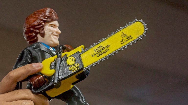 Javier Milei als Plastikfigur mit Kettensäge: Libertäre sehen Steuern als Raub, lehnen staatliche Regulierung und den Sozialstaat ab. Sie feiern Mileis "Anarcho-Kapitalismus".