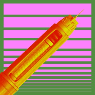 Cover der Podcast-Reihe "Die Abnehmspritze": gelb-orange Spritze auf pink-grün gestreiftem Hintergrund